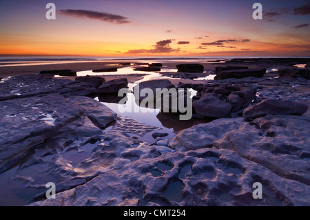 Inverno tramonto sulla baia di Dunraven a Southerndown sul Glamorgan Heritage Coast, Galles Foto Stock