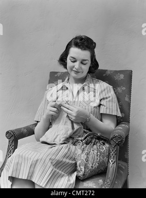 1930s 1940s BRUNETTE donna maglia seduto in poltrona Foto Stock