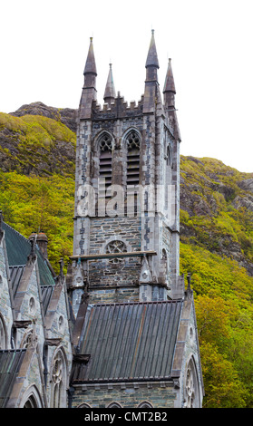 Nuvoloso vista della chiesa gotica a Kylemore Abbey in estate, Irlanda. Foto Stock