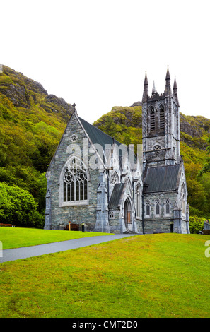 Nuvoloso vista della chiesa gotica a Kylemore Abbey in estate, Irlanda. Foto Stock