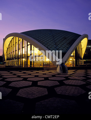 Abendaufnahme mit Beleuchtung, Stadttheater und Opernhaus di Dortmund, Ruhrgebiet, Renania settentrionale-Vestfalia Foto Stock