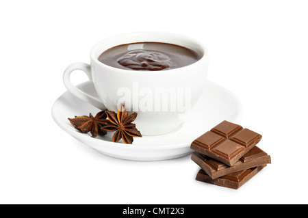 Tazza di cioccolata calda e dolce tagliato a fette isolati su sfondo bianco Foto Stock