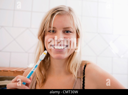 Close-up sulla donna che mantiene uno spazzolino da denti Foto Stock