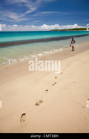 Footprint e donna su Natadola Beach, il litorale di corallo, Viti Levu, Figi e Sud Pacifico Foto Stock