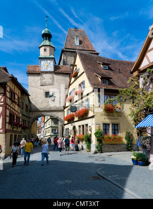 Baviera, Germania - Rothenburg ob der Tauber centro storico di Ansbach con turisti Foto Stock