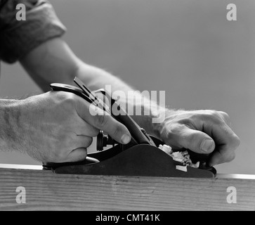 1940s vista laterale delle mani dell'uomo utilizzando il piano Foto Stock