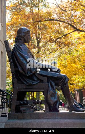 John Harvard statua del campus presso la Harvard University di Cambridge, Massachusetts, STATI UNITI D'AMERICA Foto Stock