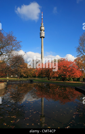 Westfalenpark mit Fernsehturm Florian a Dortmund, Ruhrgebiet, Renania settentrionale-Vestfalia Foto Stock