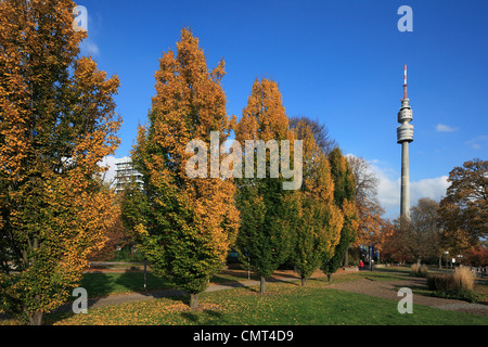 Westfalenpark mit Fernsehturm Florian a Dortmund, Ruhrgebiet, Renania settentrionale-Vestfalia Foto Stock