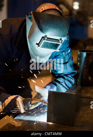 Saldatrice a lavorare sul posto di lavoro Foto Stock
