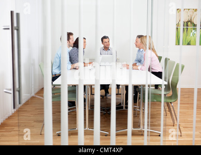 Un gruppo di uomini di affari che in una riunione Foto Stock