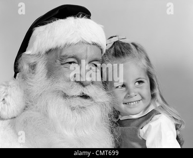 Anni sessanta RITRATTO DI SANTA CLAUS e piccola bionda ragazza sorridente Foto Stock