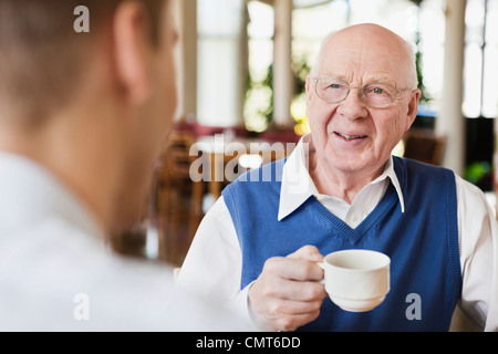 Uomo anziano a bere caffè Foto Stock