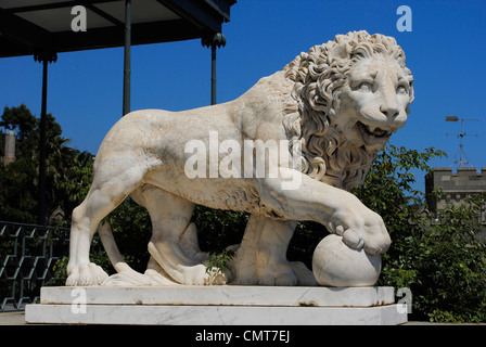 L'Ucraina. Repubblica autonoma di Crimea. Vorontsov Palace. Facciata sud. Il marmo Medici lion scultura di Giovanni Bonnani. Foto Stock