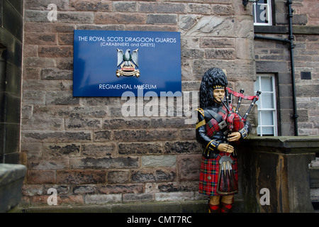 Statua di fronte al Royal Scots Dragoon Guards museo nel castello di Edimburgo. Il museo dispone di medaglie, uniformi, armi. Foto Stock