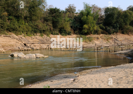 Bambù traballanti pedaggio ponte attraverso il fiume Nam Khan Luang Prabang Laos Foto Stock