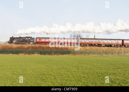 Locomotiva a vapore la trazione di un treno passeggeri sulla East Lancs Ferrovia a Heywood Foto Stock