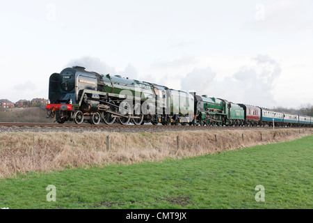 Locomotiva a vapore la trazione di un treno passeggeri sulla East Lancs Ferrovia a bave Country Park Foto Stock