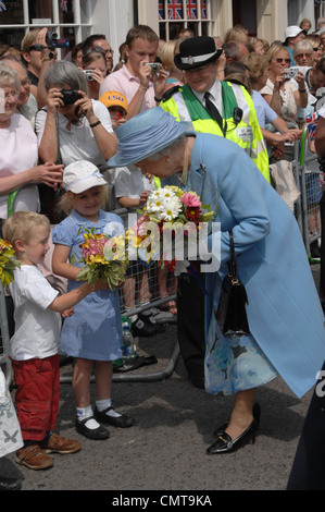 ROMSEY. HAMPSHIRE, 2007. Queen Elizabeth II riceve fiori dai bambini durante una visita reale. Foto Stock