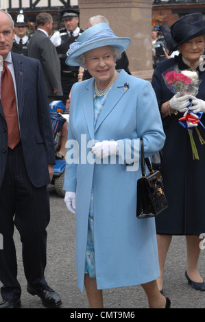Queen Elizabeth II fotografato durante una visita reale. La polvere di rivestimento blu e cappello, royal sorriso. Foto Stock