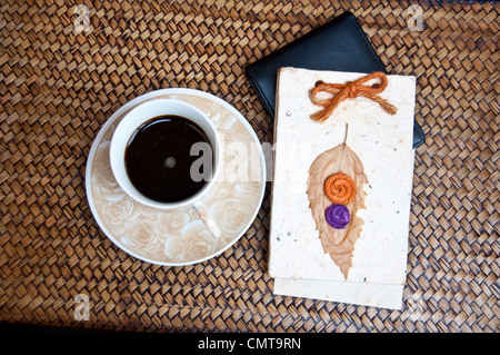 Carta bianca e caffè nero su sfondo sedge Foto Stock
