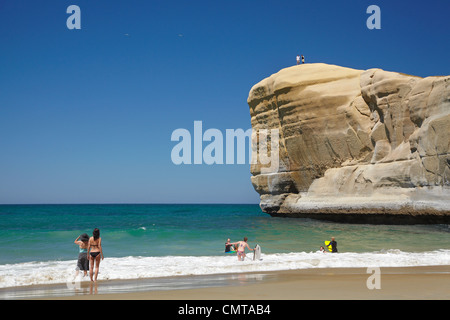 Le persone in spiaggia e sulla scogliera a tunnel Beach, Dunedin, Isola del Sud, Nuova Zelanda Foto Stock