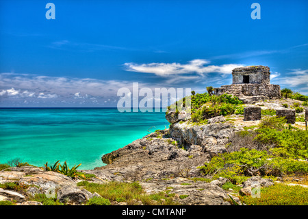 Riviera Maya,Templo Dios del Viento (dio dei venti tempio) guardia Tulum nel mare della baia di ingresso è il sito di un precolombiana Maya città murata che serve come un importante porto per Coba. Tulum è stata una delle ultime città abitata e costruita da Maya, era al suo apice tra il XIII e il XV secolo e sono riusciti a sopravvivere circa 70 anni dopo lo spagnolo ha iniziato a occupare il Messico. Yucatan, Messico Foto Stock