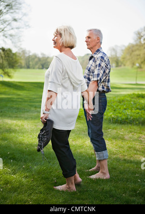Coppia senior in piedi e tenendo le mani Foto Stock