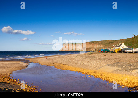 Tardo pomeriggio di sole sulla spiaggia e la Huntcliff a Cambs, Redcar e Cleveland, North Yorkshire, Inghilterra, Foto Stock