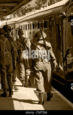 Truppe alla stazione ferroviaria piattaforma durante la guerra giorno al patrimonio Bluebell Steam Railway in East Grinstead. Foto Stock