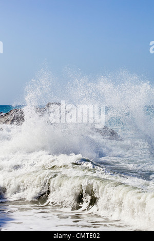 Pesanti rulli Atlantico si infrangono su rocce sulla spiaggia a Ajuy sulla costa occidentale di Fuerteventura Isole Canarie Foto Stock