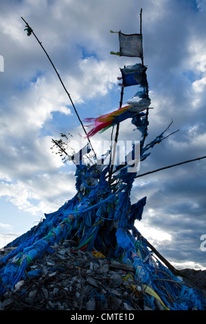 Ovoo (sacra piccolo tumulo di pietra) in Khtgal Khovsgol, Mongolia Foto Stock