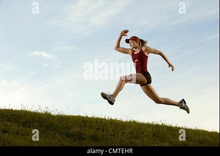 Runner caucasici in esecuzione nel campo Foto Stock