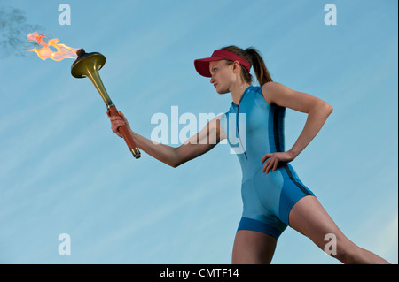 Atleta caucasica azienda torcia olimpica Foto Stock