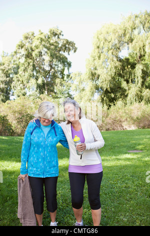 Donna sorridente in piedi insieme nel parco Foto Stock