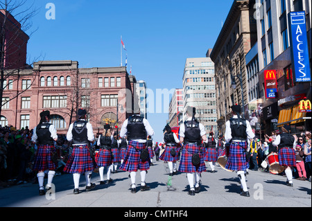 Tradizionale marching band su Ste Catherine Street in Montreal durante il il giorno di San Patrizio parade. Foto Stock