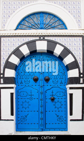 Porta blu in blu e bianco villaggio di Sidi Bou Said, Tunisia Foto Stock