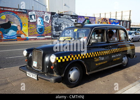 Parte occidentale di Belfast nero taxitrax taxi tours sosta presso la international pitture murali cascate inferiori road belfast Irlanda del Nord Regno Unito Foto Stock