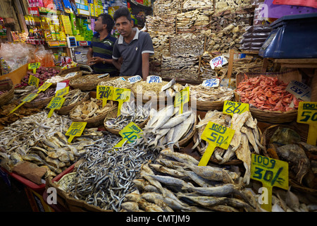 Sri Lanka - Nuwara Eliya, provincia di Kandy, essiccato e pesce salato al mercato Foto Stock