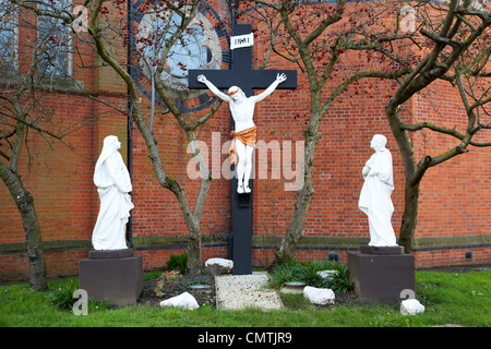 Scena della crocifissione a saint pauls chiesa cattolica romana falls road west belfast Irlanda del Nord Regno Unito Foto Stock