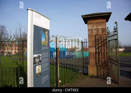 Scende la strada di ingresso al parco dunville cascate inferiori di area stradale quartiere gaeltacht belfast Irlanda del Nord Regno Unito Foto Stock