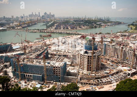 Il cantiere del Resorts World Sentosa con lo skyline in background in Singapore, 25 giugno 2009. Foto Stock