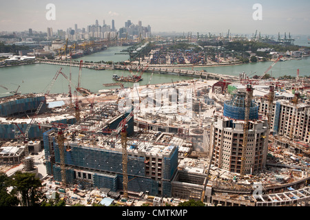 Il cantiere del Resorts World Sentosa con lo skyline in background in Singapore, 25 giugno 2009. Foto Stock