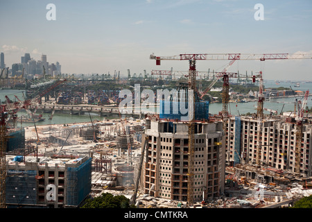 Il cantiere del Resorts World Sentosa con lo skyline in background in Singapore, 25 giugno 2009. Foto Stock