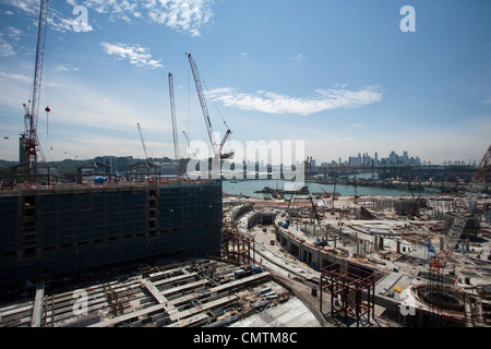 Il cantiere del Resorts World Sentosa con lo skyline in background in Singapore, 25 giugno 2009. Foto Stock