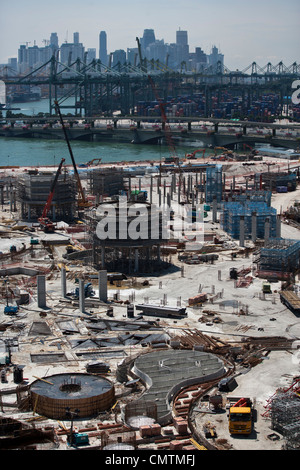 Il cantiere del Resorts World Sentosa con lo skyline in background in Singapore, 25 giugno 2009. Foto Stock