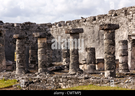 Dettaglio delle rovine Maya con colonne presso il sito archeologico di Tulum, Quintana Roo, Messico. Foto Stock