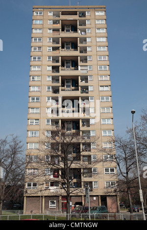 Linacre corte 18 piani di blocco a torre costruita nel 1965 in Hammersmith, West London, Regno Unito. Foto Stock