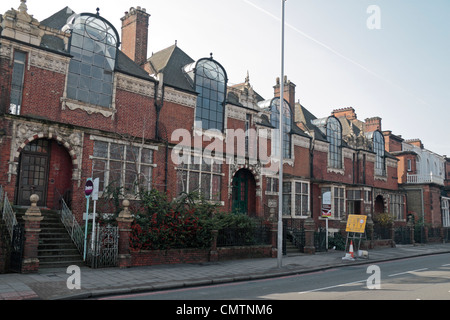 St Pauls Studios, costruiti da Frank Wheeler per 'Batchelor artisti' nel 1890, su Talgarth Road, Hammersmith, West London, Regno Unito. Foto Stock