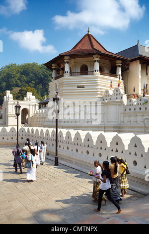 Sri Lanka - pellegrini diretti al tempio tempio del Dente, Kandy, Sri Dalaga Maligawa, Sri Lanka, UNESCO Foto Stock